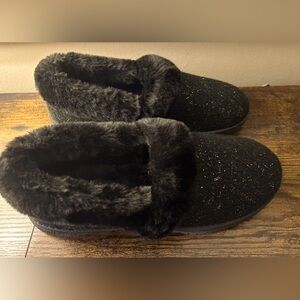 Women’s Skecher’s Memory Foam slippers 8B
